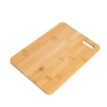 Tabla de bambú rectangular con agarre troquelado de 32x22 cm