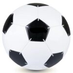 Pelotas de fútbol blancas y negras