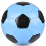 Pelotas de fútbol celestes y negras